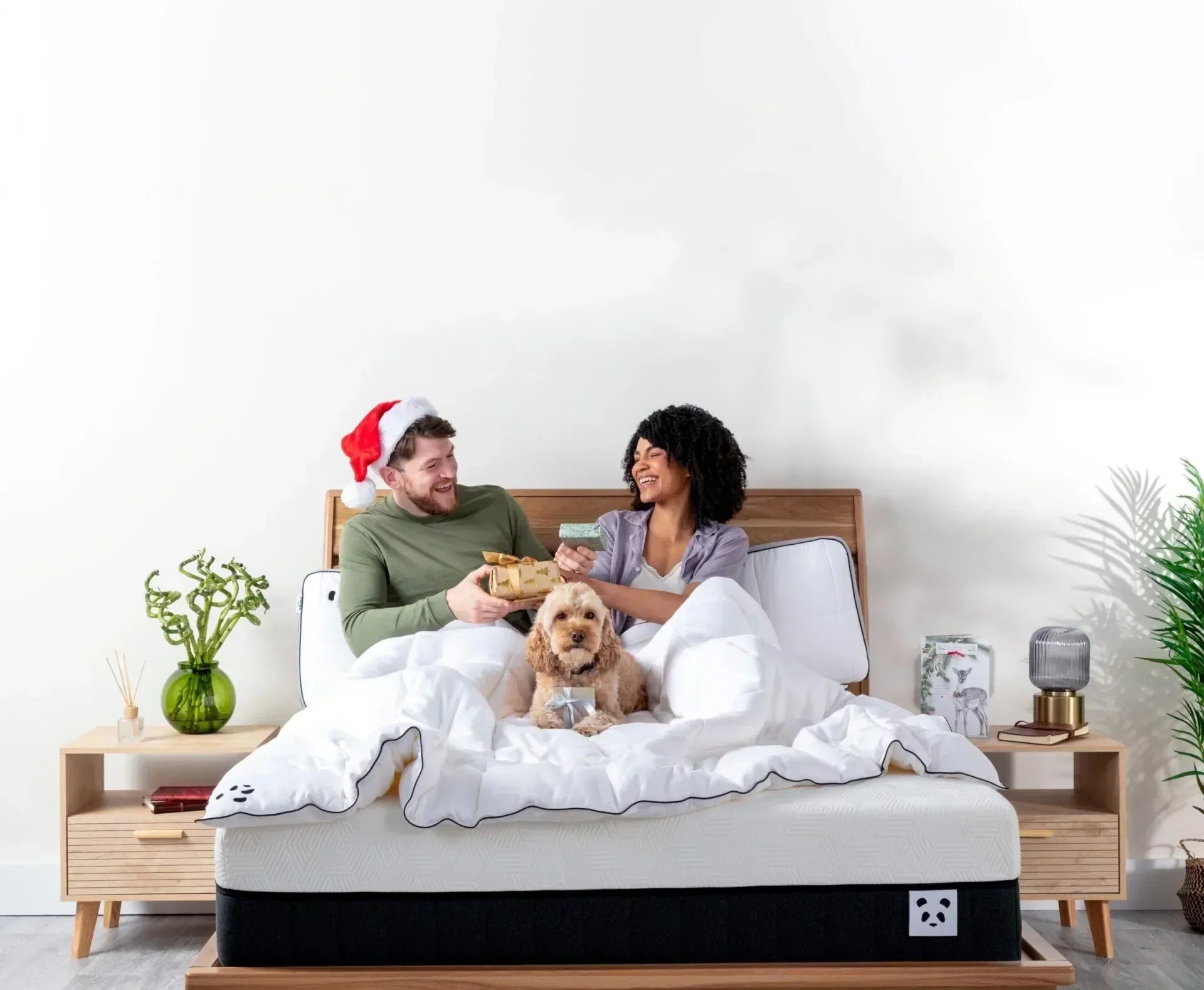 Family Christmas on the bed 