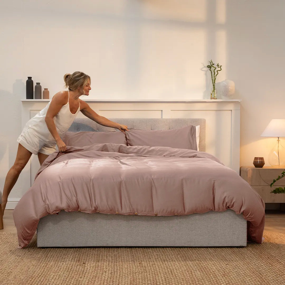 [BBPink] Vintage Pink Blue 100% Bamboo Bedding woman making the bed