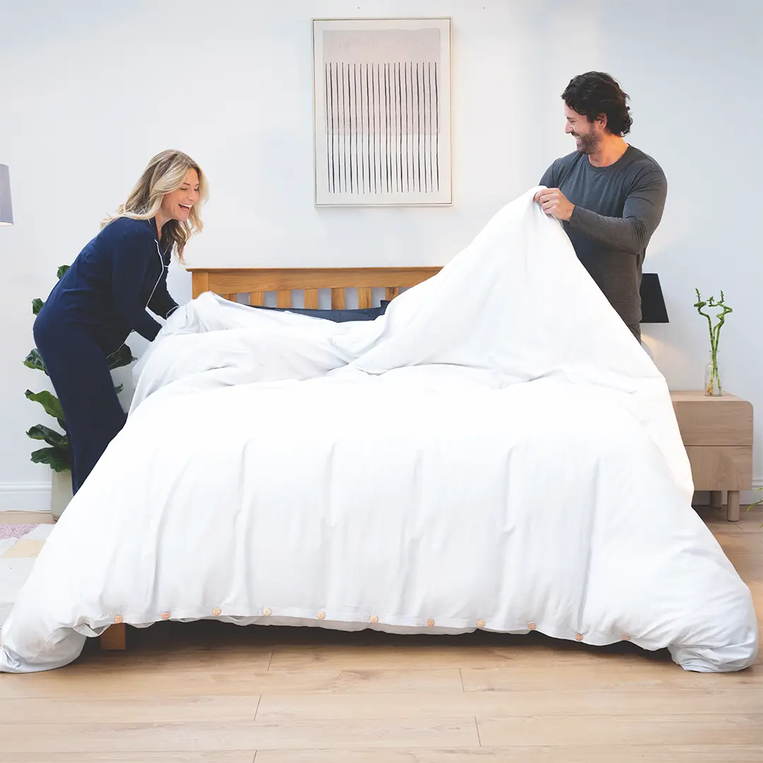 [BFLWhite] Couple making the bed with Duvet Cover Set Coconut White