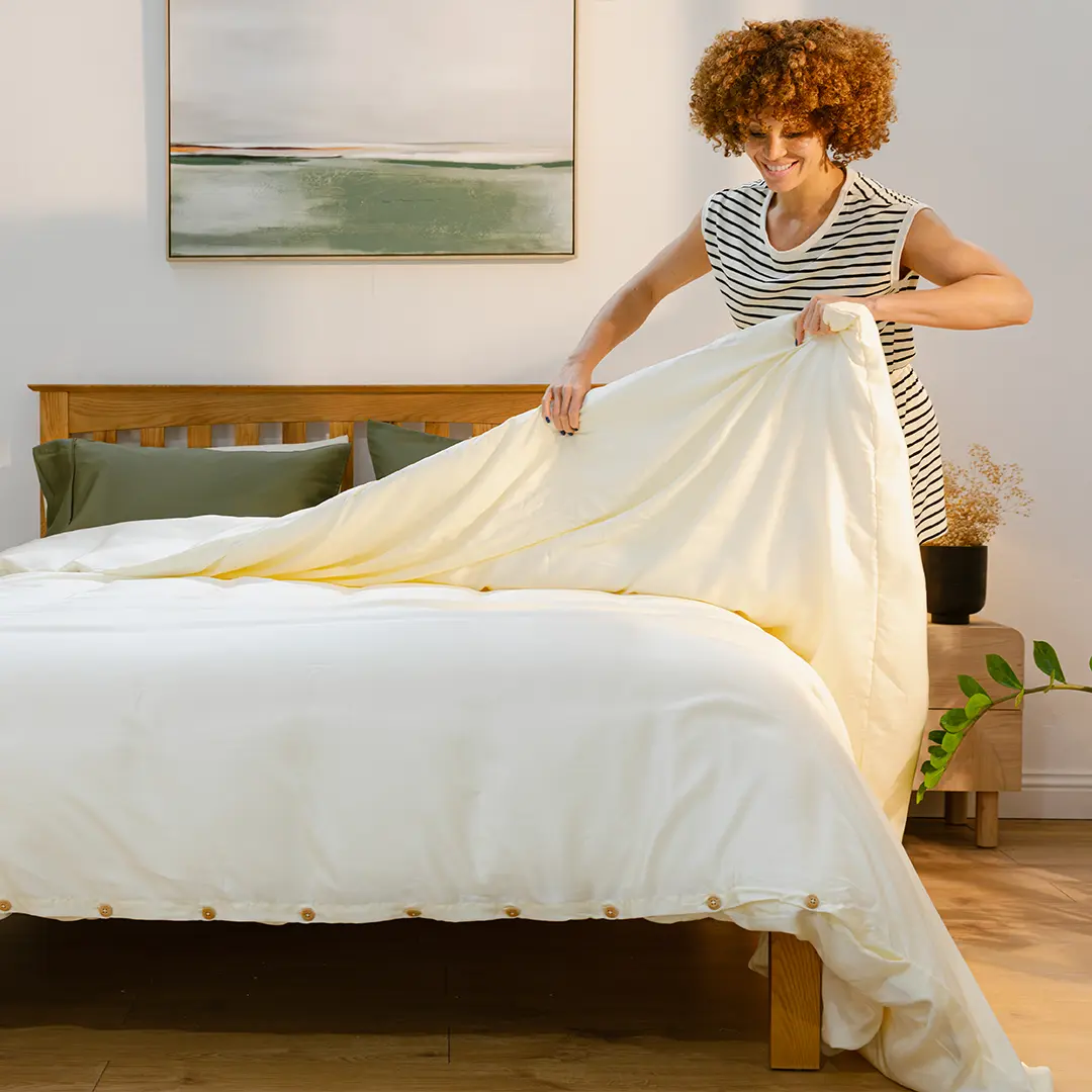 [SignaturePlusPebbleCreamDCSet] Bamboo_Lyocell_Duvet_Cover_Set_Cream_Woman_making_the_bed
