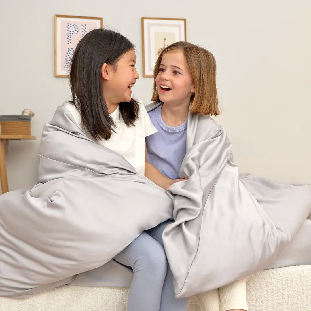 [FSKidsG] Girls talking on a Kids_Bamboo_Bedding_Set_Grey_1