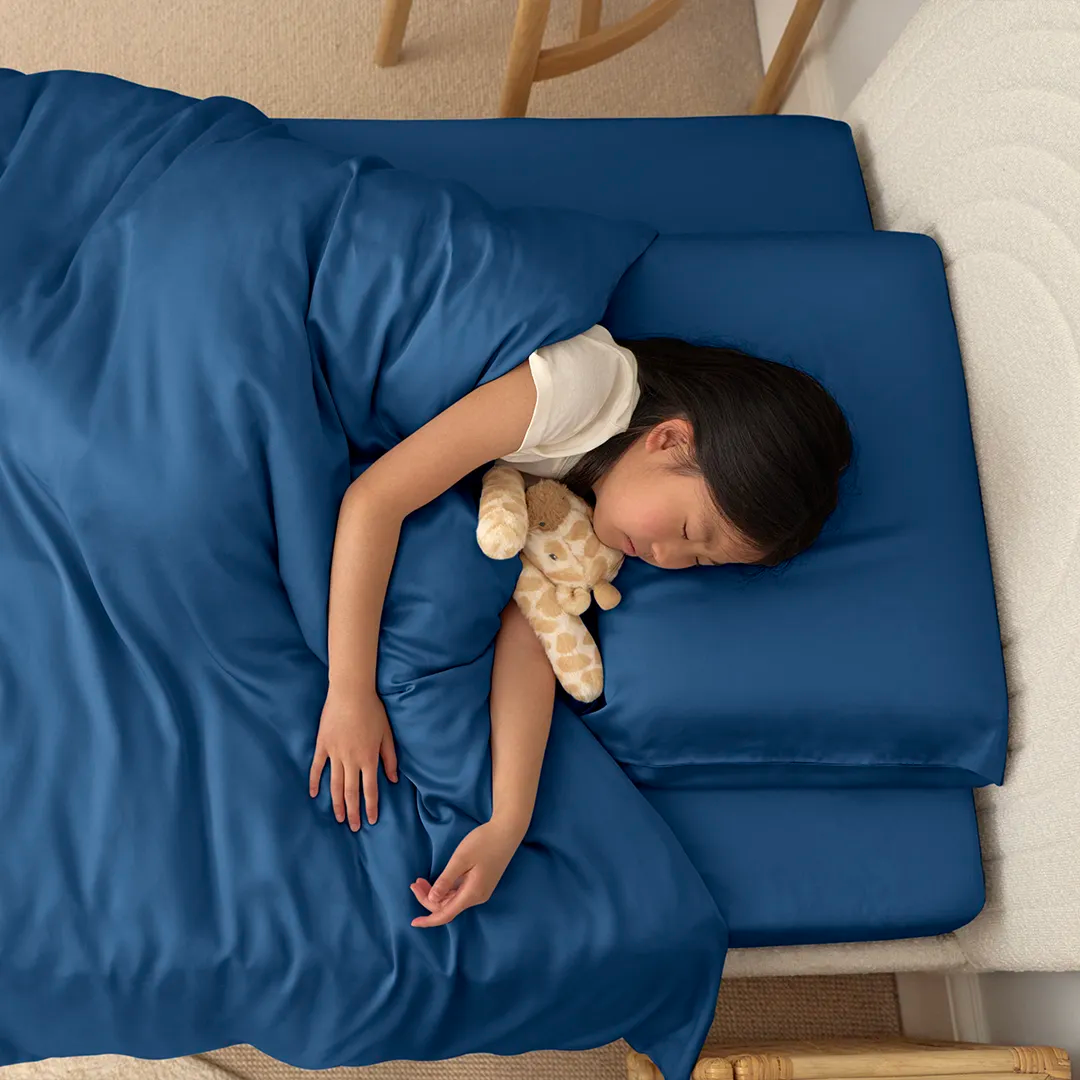 [FSKidsN] Girl sleeping on a Kids_Bamboo_Bedding_Set_Navy_Blue_2