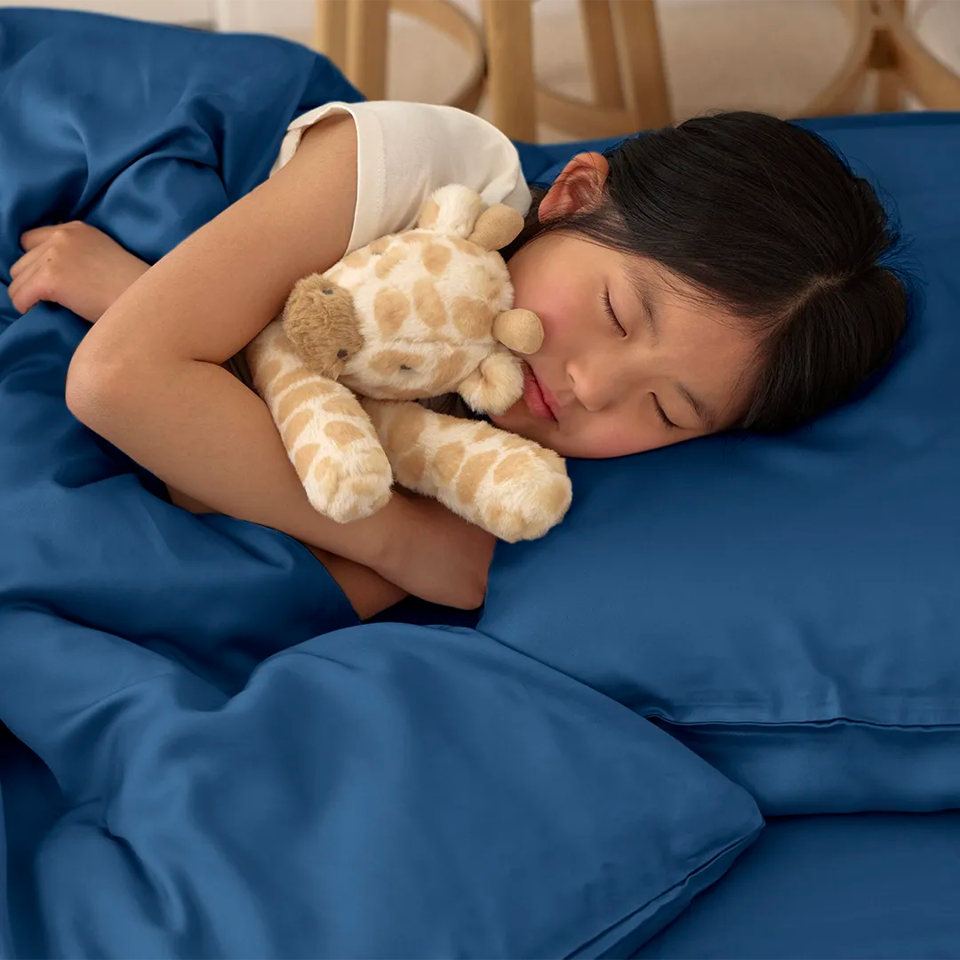 [FSKidsN] Girl sleeping on a Kids_Bamboo_Bedding_Set_Navy_Blue_1