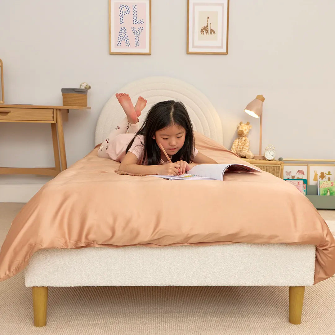 [FSKidsP] Girl laying and drawing on a Kids Bamboo Bedding Set Pink