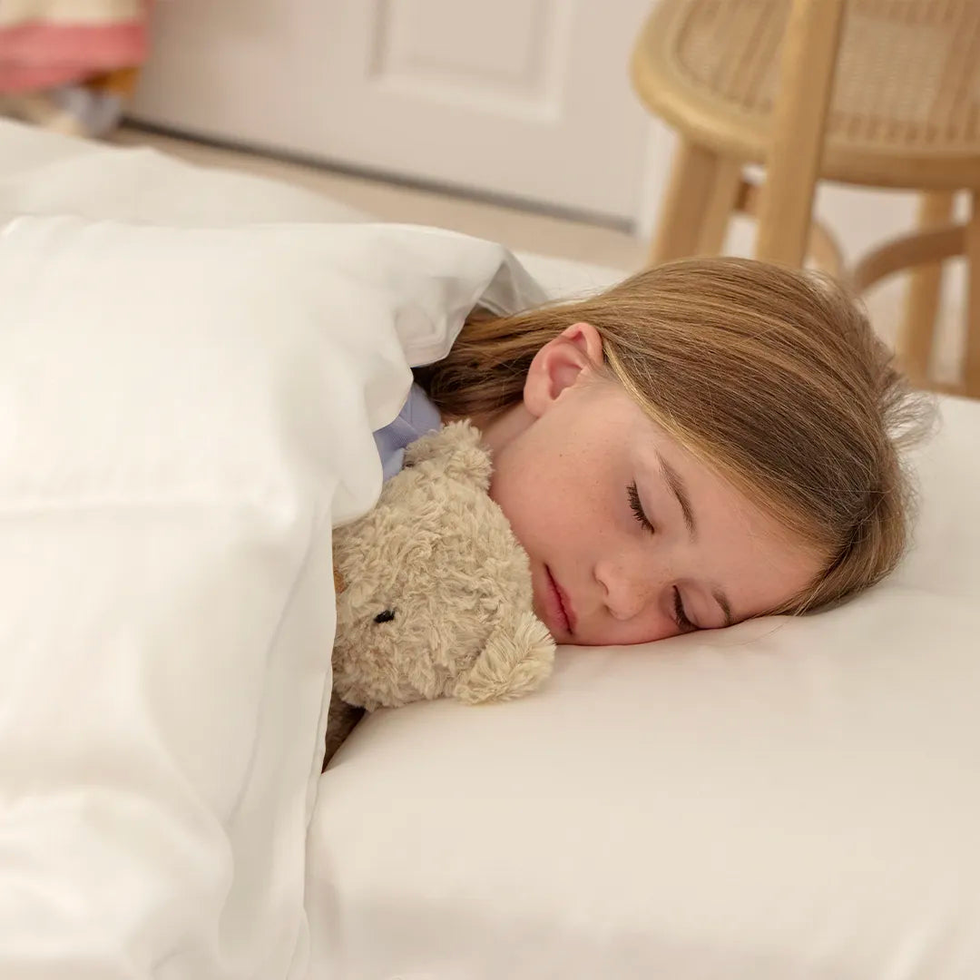 [DCWhiteKids]  Girl Sleeping on a Kids_Bamboo_Duvet_Cover_White