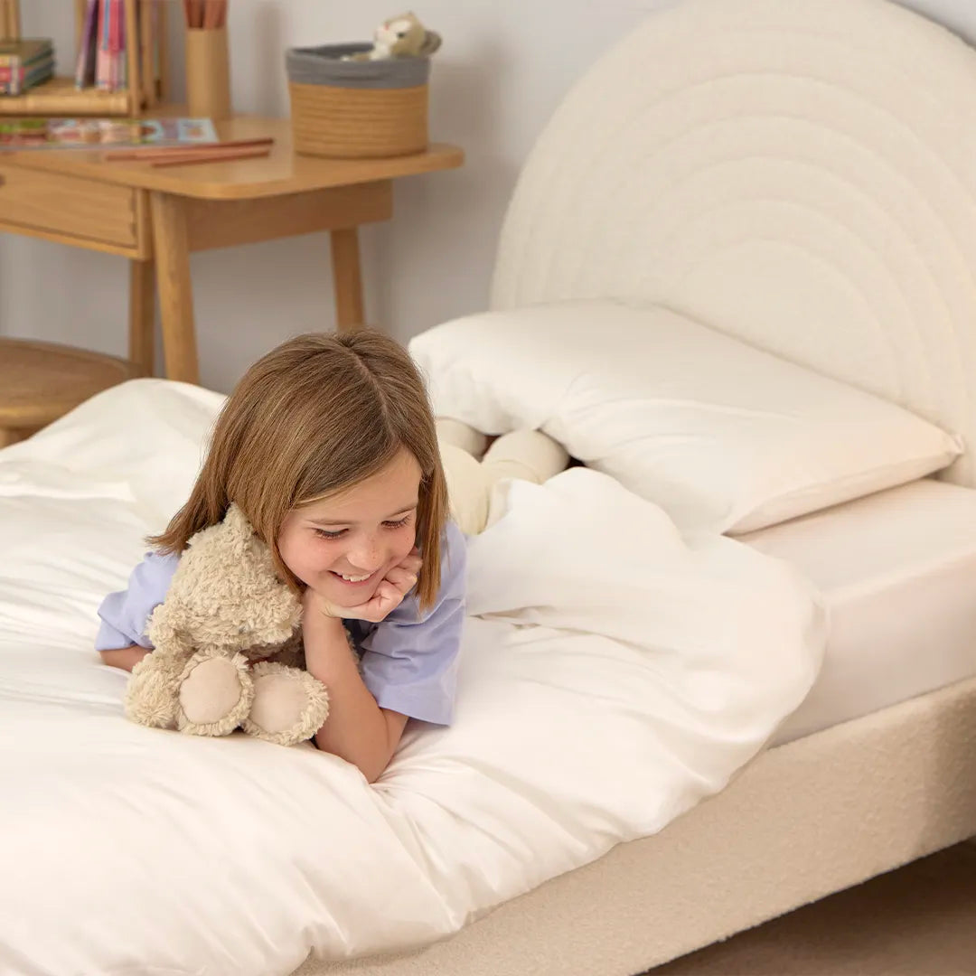 [FSKidsW] Fitted Sheet Kids Bamboo Bedding White Girl smiling
