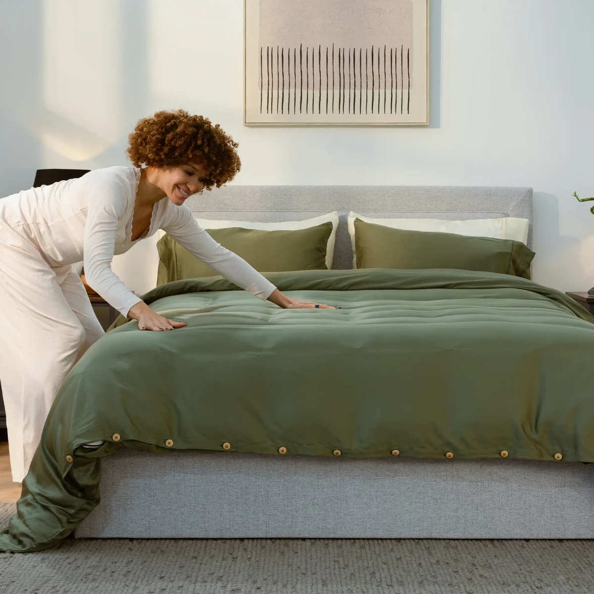 [ForestGreen] Woman making the bed with signature plus duvet cover