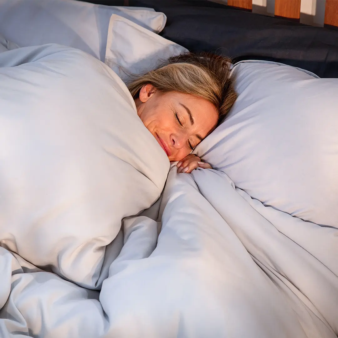 [SilverLightGrey] Woman sleeping on a bamboo and french linen bedding set